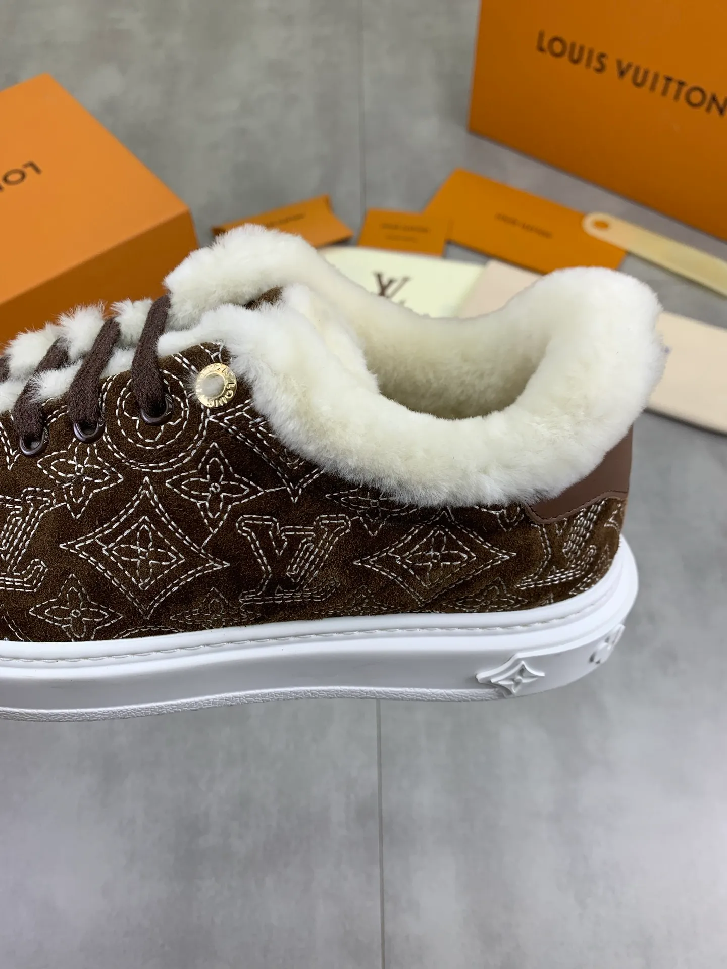 Factory price P740 Wool lining 💶 Top version [LOUIS VUITTON] Couple 🧑‍🤝‍🧑 Craftsman style Counter series (original order) New style 🍀LV Louis Vuitton - top version LV classic high-top trendy shoes! Made of imported original craft calfskin, original warm wool lining, and original wear-resistant, lightweight, high-end TPU outsole! High quality products! 3️⃣ colors available, code numbers: female 35-39, male 39-44 (female 40, male 45 46 customized)